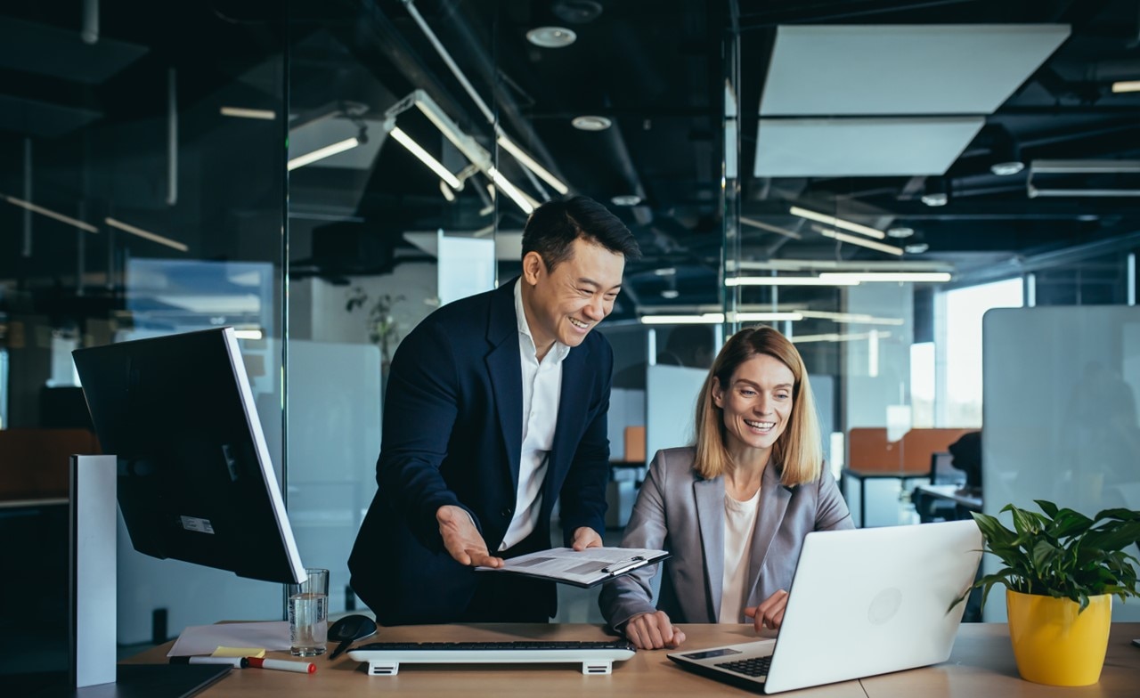 Des collègues discutent des services appliatifs