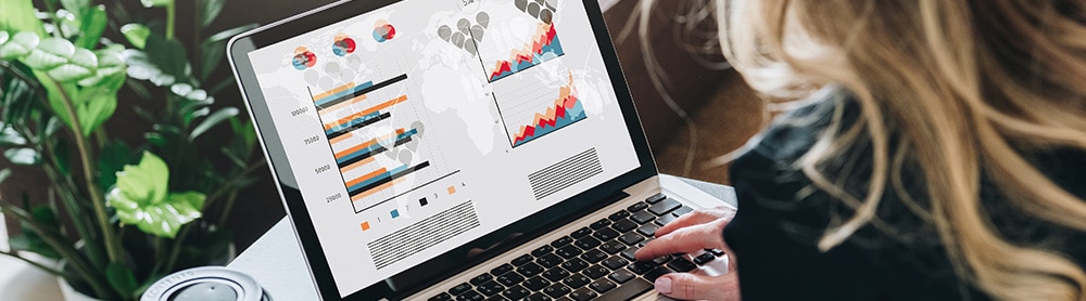 Consultants discutant des données sur tablette