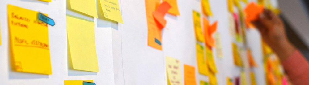 Whiteboard mit gelben Postits Whiteboard mit gelben Postits