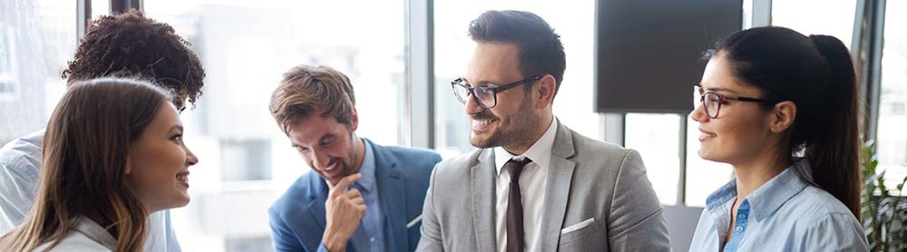 Collègues qui discutent d'affaires