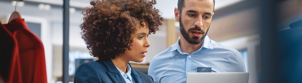 Une personne dans un magasin Une personne dans un magasin