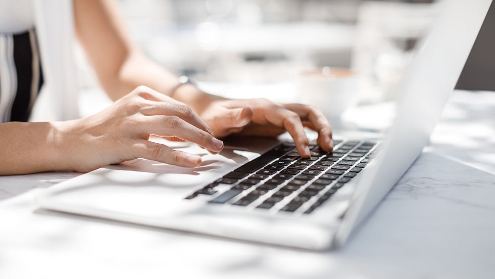 Nyhetsbrev hälsa En kvinna som jobbar framför en datorf