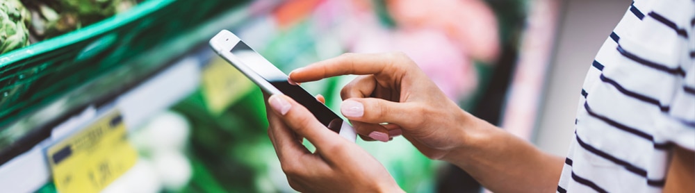 Une personne en train d'utiliser son téléphone Une personne en train d'utiliser son téléphone