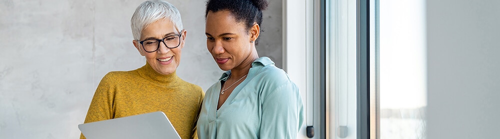 Deux personnes en train de discuter