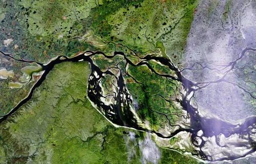 Satellitenaufnahme einer Flusslandschaft