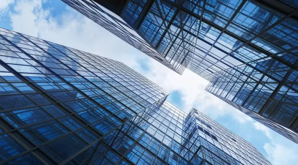 Bürokomplex von unten nach oben fotografiert