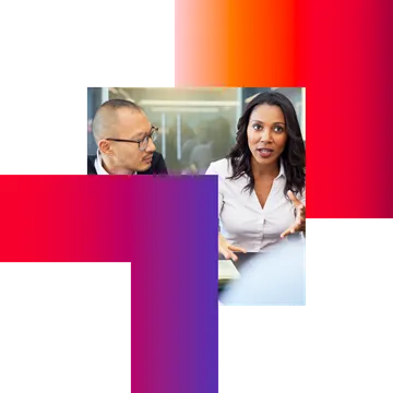 Des collègues discutent des services applicatifs