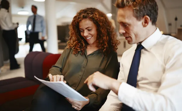 Collègues qui discutent de conseil en management