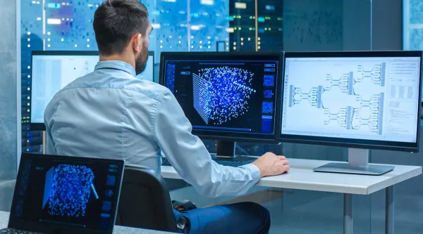 consultant travaillant sur plusieurs écrans