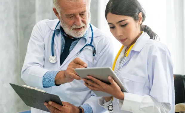 professionnels de la santé collaborant entre eux