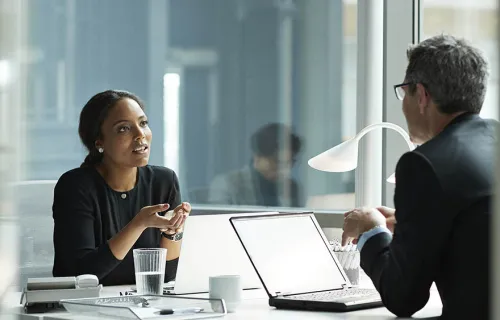 Deux personnes discutent d'affaire