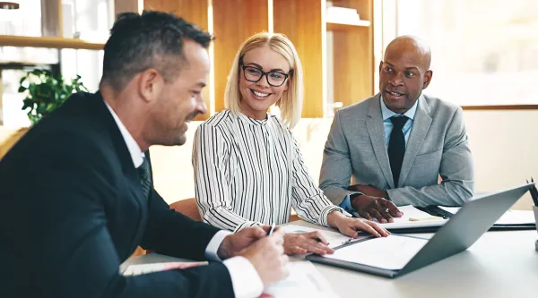 consultants discutant d'affaires