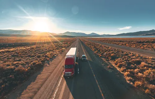 camion roulant sur la route