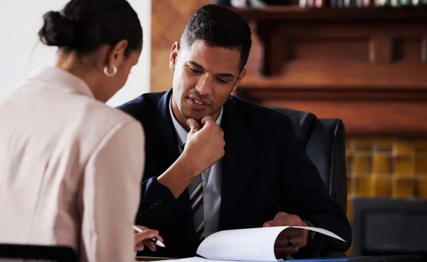 Deux collègues qui discutent